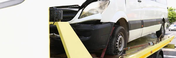 Kaputte Motorhaube von Auto, das auf Abschleppwagen steht. — Stockfoto