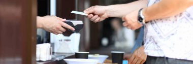Müşteri, kafede kredi kartıyla ödeme yapıyor..