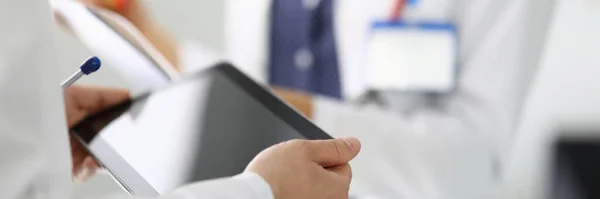 Duas pessoas de casaco branco uma segurando tablet segunda área de transferência. — Fotografia de Stock