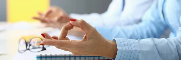 Женские и мужские руки связаны в пальцах йоги для медитации за столом в офисе. — стоковое фото