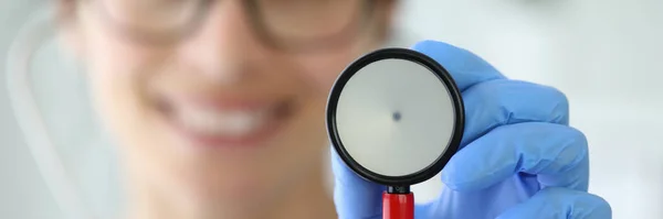 Médico sorridente segurando estetoscópio em sua mão. — Fotografia de Stock