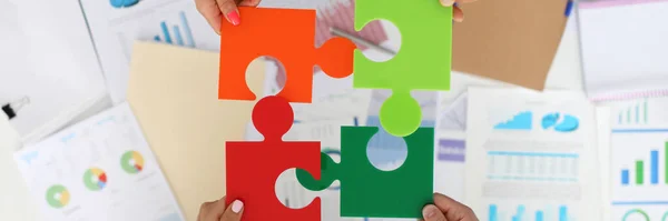 Employees in office hold colorful puzzles and put them together — Stock Photo, Image