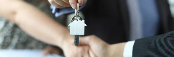 Closeup van man en vrouw schudden handen over sleutels van appartement in handen van verzekeringsagent — Stockfoto