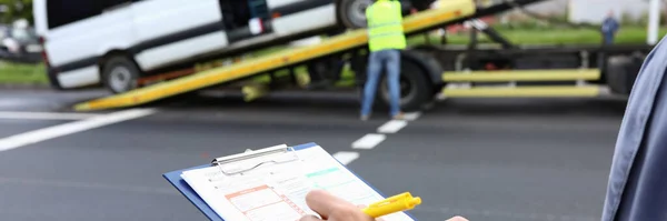 Agentin füllt nach Autounfall Versicherungspolice aus. — Stockfoto