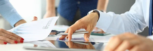 Mujeres y hombres de escritorio plan de negocios pen tablet. — Foto de Stock