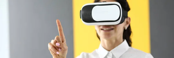 Kvinna i virtual reality glasögon står och håller tummen upp. — Stockfoto