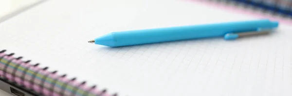 탁자 위에는 공책과 푸른색 펜이 있고 로열티 프리 스톡 사진