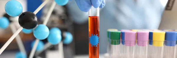 Hand in Hand hält Reagenzglas mit Flüssigkeit auf dem Hintergrund von Molekülen und Reagenzgläsern — Stockfoto