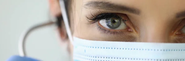 Médico olhar confiante em máscara médica protetora. — Fotografia de Stock