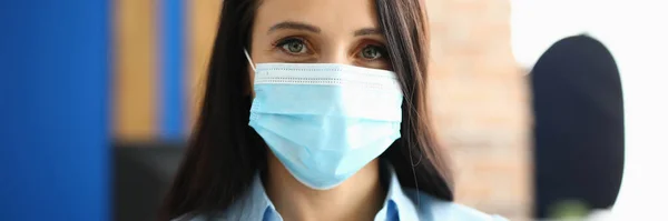 Πορτρέτο της επιχειρηματία με προστατευτική ιατρική μάσκα στο γραφείο Εικόνα Αρχείου