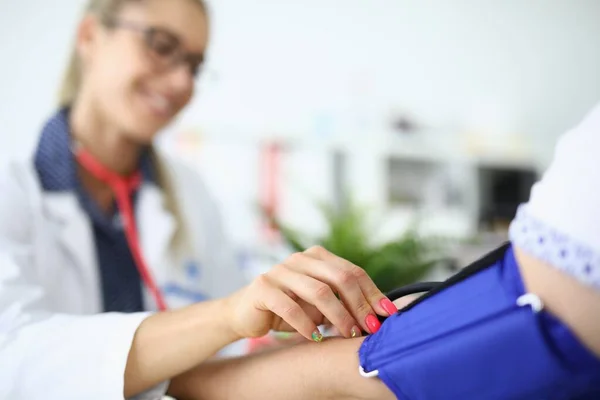 Médico que mede a pressão arterial do paciente usando o fecho do tonômetro Imagem De Stock