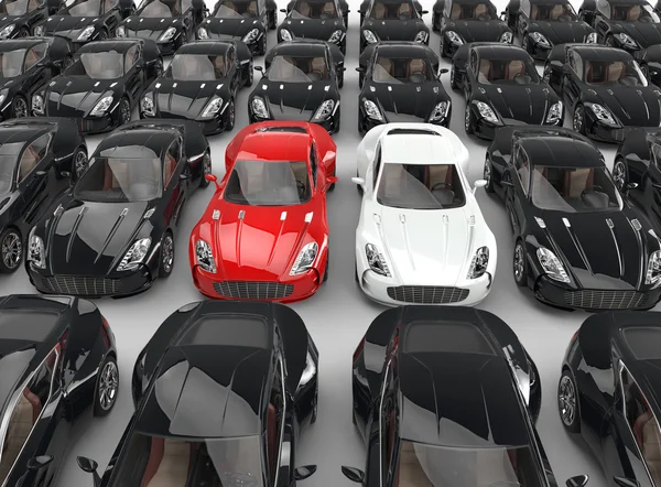 Выделяются красные и белые автомобили среди многих черных автомобилей — стоковое фото