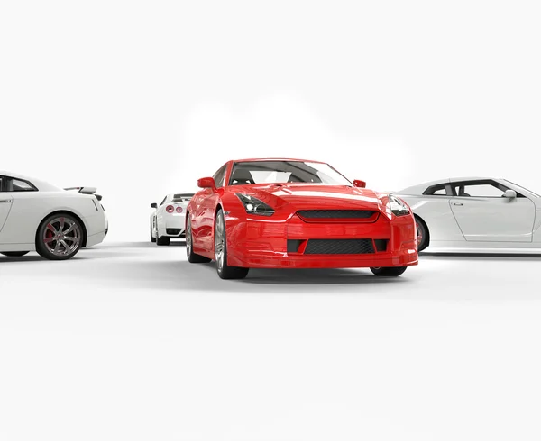 Coche rojo entre muchos coches blancos - centrarse en el coche rojo — Foto de Stock