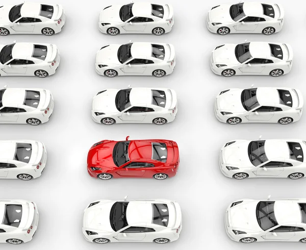 Röd bil bland många rader av vita bilar — Stockfoto