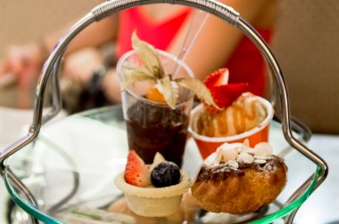 Çikolata, cupcake, meyve tart ve donut