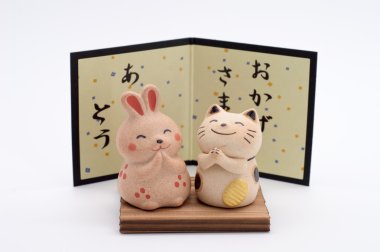 Mutlu tavşan ve şanslı kedi ön