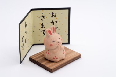 Mutlu tavşan yan açı