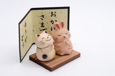 Şanslı kedi ve mutlu tavşan yan açı