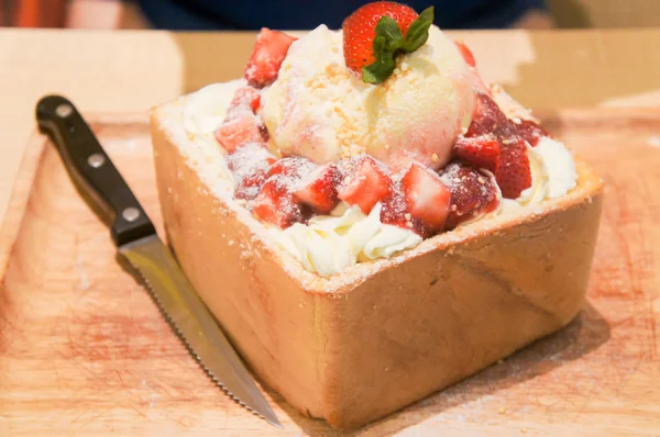 아이스 크림과 함께 두꺼운 토스트 빵 — 스톡 사진