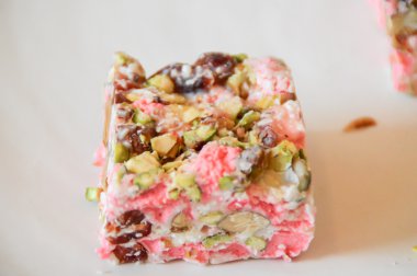 Beyaz çikolata ile kızılcık