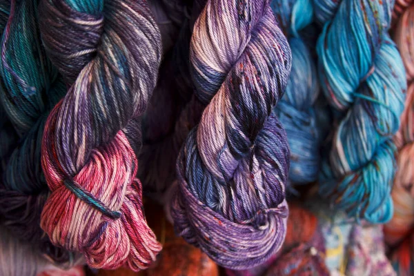 綿の糸 手染めの糸 現代のネクタイ染料 編み物用の多様なスキン 工芸品や趣味 多色背景 — ストック写真