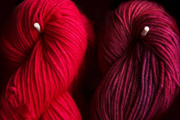 商店里有两根红纱线 针织用不同毛线的背景 颜色和质地 女性业余爱好 — 图库照片