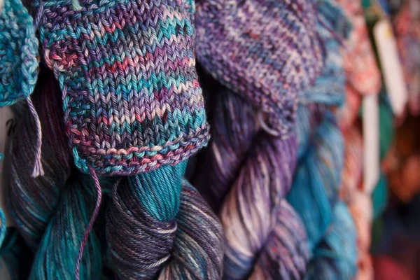 用于针织的彩色棉纱 手工染色的线 现代领带染料在线轴上 手工艺和业余爱好 蓝紫色背景 — 图库照片