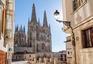 Güneşli bir günde Burgos Gotik Katedrali 'nin ana cephesi. Burgos, Castilla y Leon, İspanya
