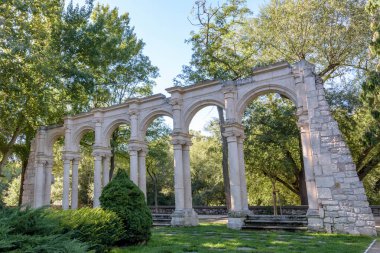 Arcos de Castilfale Burgos 'taki ada gezintisinde. Burgos, Kastilya ve Leon 'da romantik bir bahçe.