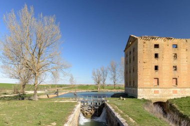Castilla Kanalı 'nın 7 numaralı kilidi. Tamariz de Campos, Valladolid, İspanya