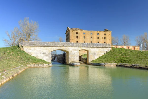 Castilla Kanalı 'nın 7 numaralı kilidi. Tamariz de Campos, Valladolid, İspanya