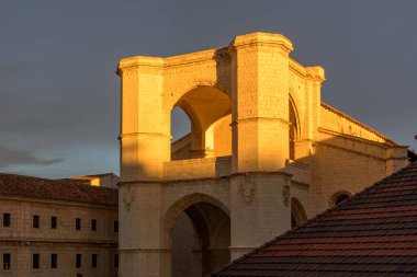 San Benito Manastırı Kilisesi Valladolid 'de gün batımında sıcacık bir ışıkla. Valladolid, Kastilya ve Leon, İspanya