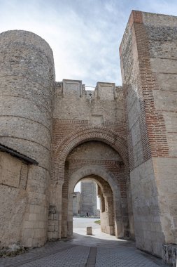 Mudejar sanat öğeleriyle dolu Cuellar duvar kapısı. Cuellar, Segovia, Castilla y Leon, İspanya