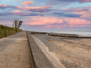 Rossall Sahili, Fleetwood, Lancashire, İngiltere. Rossall Point 'in dış güvertesindeki dört katlı bina Rossall Sahil Güvenlik Kulesi. Kıyı patikası boyunca bir yol işareti..