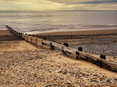 Rossall Sahili, Fleetwood, Lancashire, İngiltere. Rossall Point 'in dış güvertesindeki dört katlı bina Rossall Sahil Güvenlik Kulesi. Kıyı patikası boyunca bir yol işareti..