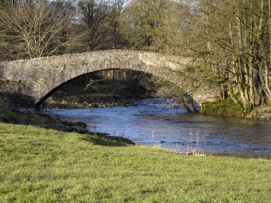 Güneşli bir Aralık günü, Stackhouse ile Stainforth arasında Yorkshire Dales 'deki Craven' da bulunan yerleşim yeri arasında geçen Pennine yolculuğunda..