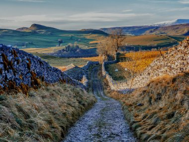 RibBlesdale, North Yorkshire 'da Stainforth' un yukarısında Smearset Scar 'ın arka planında Keçi Yarası Yolu