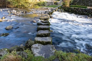 İngiltere 'nin Kuzey Yorkshire bölgesindeki Craven bölgesinde bir köy ve sivil kilisede basamak taşları. Yerleşim yerinin kuzeyinde yer almaktadır. Yakınlarda bir şelale var, Stainforth Gücü.