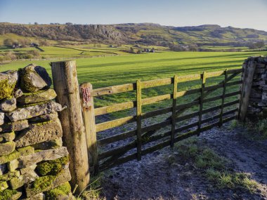 Güneşli bir Aralık günü, Stackhouse ile Stainforth arasında Yorkshire Dales 'deki Craven' da bulunan yerleşim yeri arasında geçen Pennine yolculuğunda..