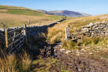 Ease Gill Kirk, Yorkshire Dales 'deki en atmosferik yerlerden biridir. Leck Beck ile birleşmeden önce Ease Gill 'in alt ucuna doğru bulunan dik kenarlı bir kireçtaşı vadisidir..