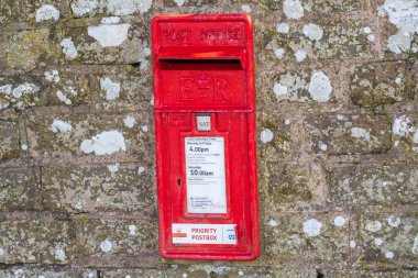 Ease Gill Kirk, Yorkshire Dales 'deki en atmosferik yerlerden biridir. Leck Beck ile birleşmeden önce Ease Gill 'in alt ucuna doğru bulunan dik kenarlı bir kireçtaşı vadisidir..
