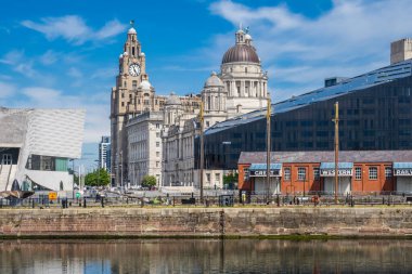 08.06.2021 Liverpool, Merseyside, İngiltere. Üç Grace, Liverpool 'un rıhtımına gelen ziyaretçileri uzun zamandır kucaklıyor ve iyi ruhlarımız için ilham kaynağı oluyor.