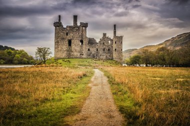 Orchy Nehri üzerindeki köprü Kilchurn Şatosu 'nun yanında, Dehşet Gölü.