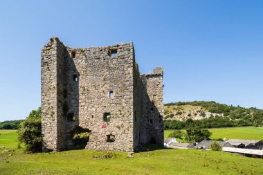Arnside 'ın 16.07.21 Arnside, Lancashire, İngiltere Arnside' ın yaklaşık bir buçuk mil dışında ve Arnside Knott 'un güneydoğusunda, Arnside kulesi Cumbrian pele kulesinin olağanüstü ve neredeyse benzersiz bir örneğidir..