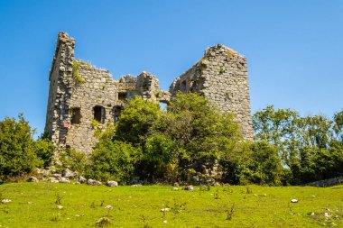 Arnside 'ın 16.07.21 Arnside, Lancashire, İngiltere Arnside' ın yaklaşık bir buçuk mil dışında ve Arnside Knott 'un güneydoğusunda, Arnside kulesi Cumbrian pele kulesinin olağanüstü ve neredeyse benzersiz bir örneğidir..