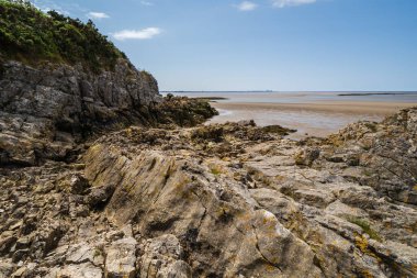 Sahil yolu Merseyside 'dan Cumbria' ya kadar 137 mil uzanıyor. Lancashire kıyı şeridi, Arnside ve Silverdale 'in kireçtaşı manzarası olan çeşitli manzaralardan oluşmaktadır.
