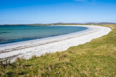 Kuzey Uist kuş gözlemcileri için bir sığınak ve Balranald 'da bir RSPB rezervi var. Aynı zamanda arkeolojiyle ilgilenen herkes için büyüleyici bir yerdir.