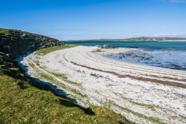 Kuzey Uist kuş gözlemcileri için bir sığınak ve Balranald 'da bir RSPB rezervi var. Aynı zamanda arkeolojiyle ilgilenen herkes için büyüleyici bir yerdir.