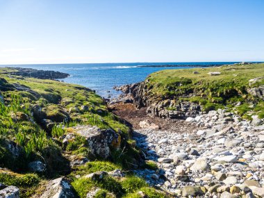 Kuzey Uist kuş gözlemcileri için bir sığınak ve Balranald 'da bir RSPB rezervi var. Aynı zamanda arkeolojiyle ilgilenen herkes için büyüleyici bir yerdir.