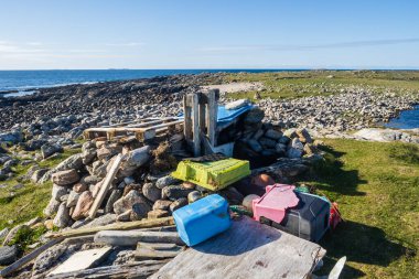 Kuzey Uist kuş gözlemcileri için bir sığınak ve Balranald 'da bir RSPB rezervi var. Aynı zamanda arkeolojiyle ilgilenen herkes için büyüleyici bir yerdir.